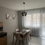 Spacious Next To South Park просторен до южен парк Location