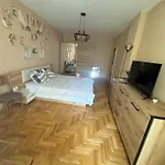 Spacious Next To South Park просторен до южен парк Location
