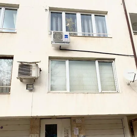 Apartment Spacious Next To South Park просторен до южен парк Location *