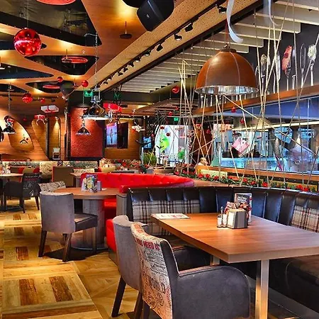 Spacious Next To South Park просторен до южен парк Location