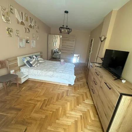 Spacious Next To South Park просторен до южен парк Location