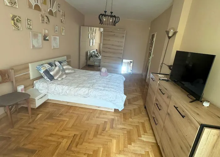 Spacious Next To South Park просторен до южен парк Location