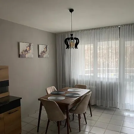 Spacious Next To South Park просторен до южен парк Location